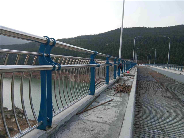 和平不锈钢桥梁护栏的特点及其在桥梁安全中的重要作用